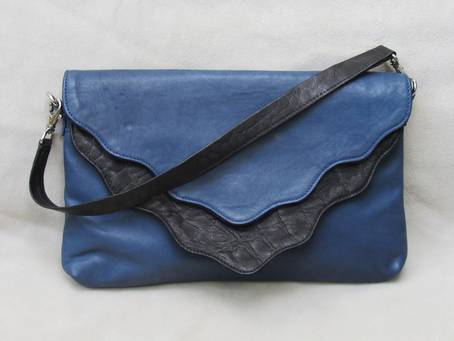Navy in Wave
